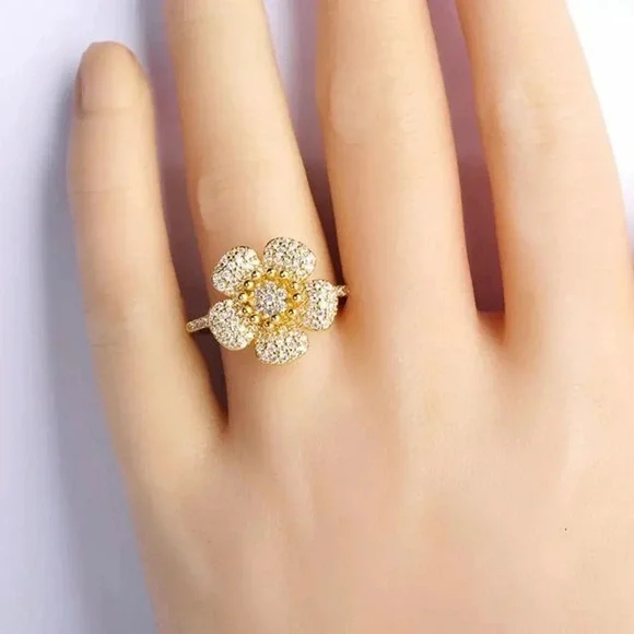 VQ Three-tone Jewelry Set - Picture 5 of 8